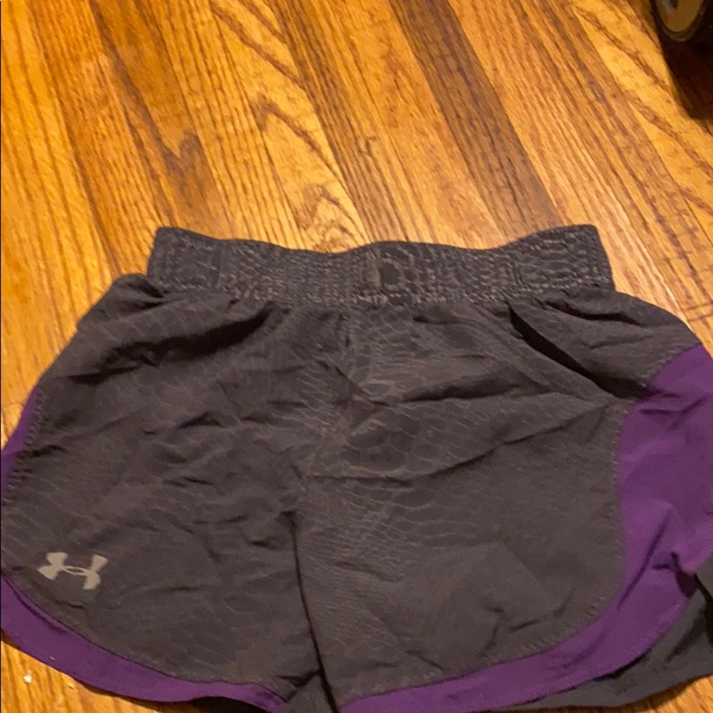 I’m selling a pair of under Armour shorts.